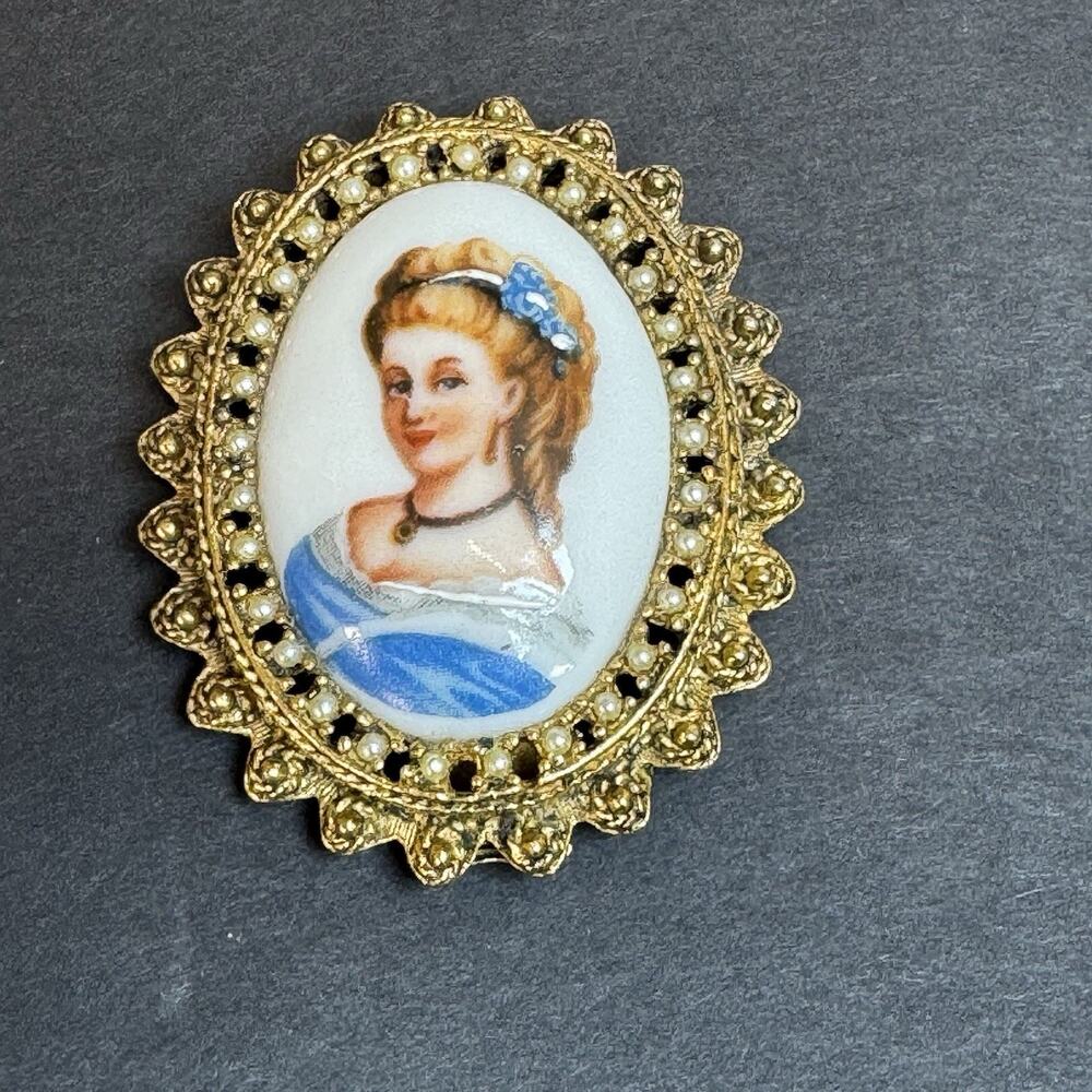 Vintage Limoges Cameo Brooch Pin France Hand Painted Porcelain Gold Tone Pearl